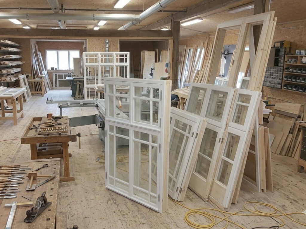 Sisse-välja avanev aken