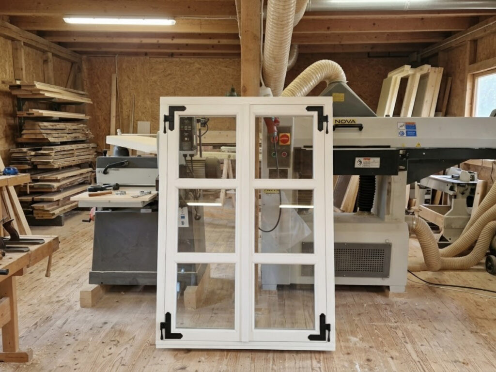 Välja avanev üheraamne puitaken